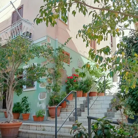 A Ca' Da Nonna Po' * Carloforte (Isola di San Pietro)